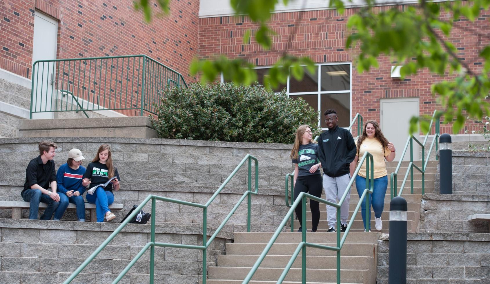 JWCC学生走下主校区外的楼梯